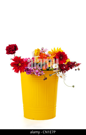 Giallo nel cestino pieno di fiori di seta Foto Stock