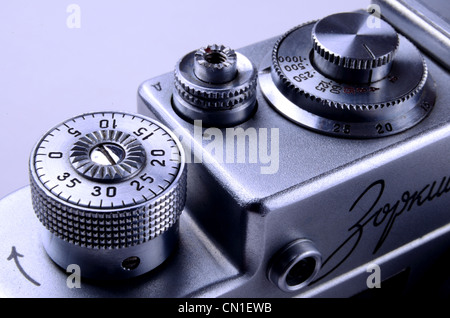 Close up avvolgitore e il pulsante di scatto su un 1963 Zorki 4, un russo copia di un telemetro Lieca Foto Stock