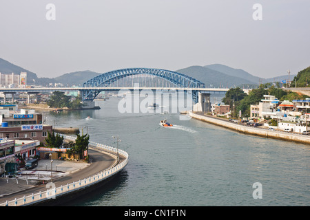 Tongyeong Canal e Grand Bridge, Corea del Sud Foto Stock