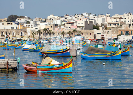 Tradizionali barche da pesca maltesi noto come dghajsa nel porto di Marsaxlokk, Malta Foto Stock