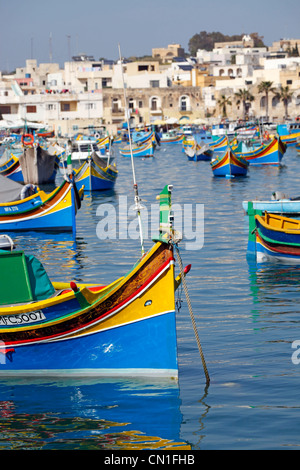 Tradizionali barche da pesca maltesi noto come dghajsa nel porto di Marsaxlokk, Malta Foto Stock