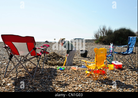 19/03/2011. Scavare sulla spiaggia, godendo la primavera sole in Worthing, West Sussex. Credito foto sh Foto Stock