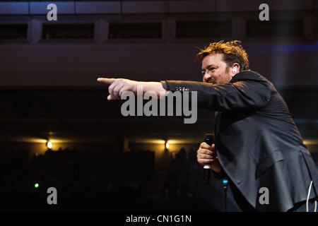 27/03/2011. Guy Garvey conduce a gomito come essi svolgono al Brighton Cenre il 27 marzo 2011. Foto di credito dovrebbe leggere: Julie Edwards Foto Stock