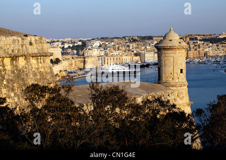 Torre a corona e il Grand Harbour guardando verso Vittoriosa a La Valletta, Malta Foto Stock