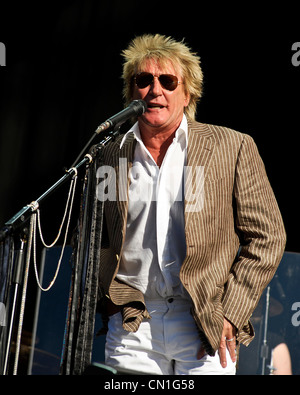 HARD ROCK CALLING FESTIVAL, Regno Unito 26/06/11. Rod Stewart introduce Stevie Nicks a 'Hard Rock Calling 2011' Music Festival, Hyde Park, Londra. Si prega di vedere le istruzioni speciali per tassi di utilizzo. Foto di credito dovrebbe leggere Julie Edwards Foto Stock