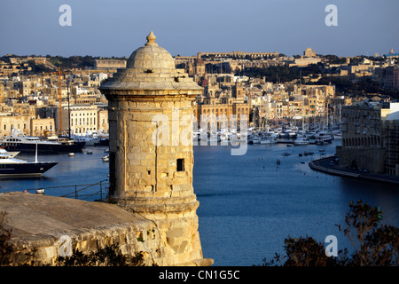 Torre a corona e il Grand Harbour guardando verso Vittoriosa a La Valletta, Malta Foto Stock