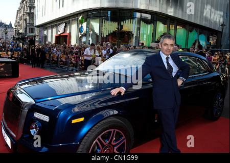 02/10/2011. L'Impero, Leicester Square, Londra. Rowan Atkinson arriva in UK Premiere di Johnny English Reborn in 9,0 V16 in dotazione Rolls Royce Phantom Coupe che è utilizzato nel filmato. Foto di credito dovrebbe leggere: Julie Edwards Foto Stock