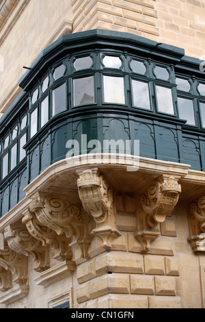 Windows e racchiuso coperto balconi in legno a La Valletta, Malta Foto Stock
