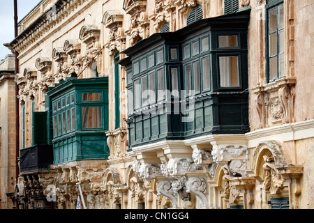 Windows e racchiuso coperto balconi in legno a La Valletta, Malta Foto Stock
