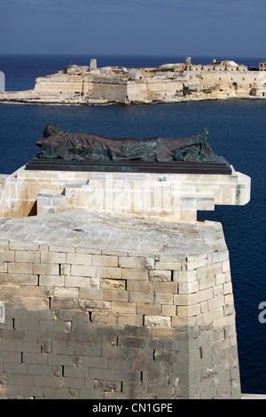 L assedio Bell monumento, eretto nel 1992 per commemorare la concessione della Croce di San Giorgio a Malta durante la Seconda Guerra Mondiale, La Valletta Foto Stock