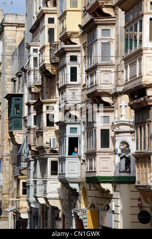 Windows e racchiuso coperto balconi in legno a La Valletta, Malta Foto Stock