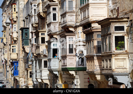 Windows e racchiuso coperto balconi in legno a La Valletta, Malta Foto Stock