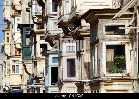 Windows e racchiuso coperto balconi in legno a La Valletta, Malta Foto Stock