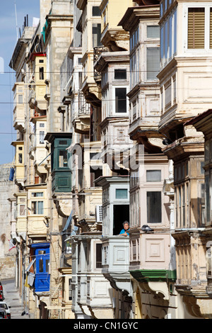 Windows e racchiuso coperto balconi in legno a La Valletta, Malta Foto Stock
