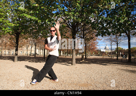 Francia, Parigi, uomo praticare il Tai Chi Chuan nel Jardin du Luxembourg (Giardino di Lussemburgo) Foto Stock