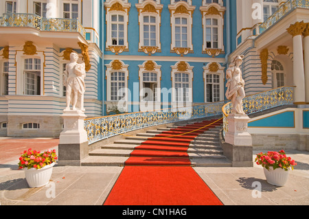 RUSSIA San Pietroburgo Pushkin (Catherine) Palace (1744) entrata principale al palazzo con tappeto rosso Foto Stock