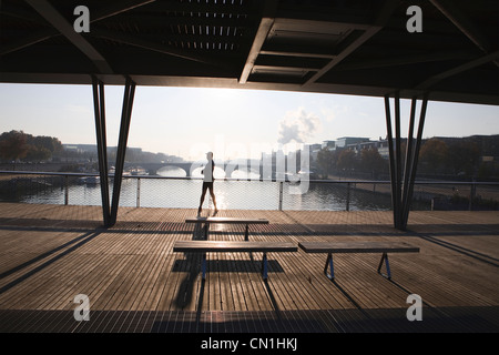 Francia, Parigi, atleta sulla passerella Simone de Beauvoir dalla achitect Dietmar Feichtinger e Pont de Tolbiac (Tolbiac Foto Stock