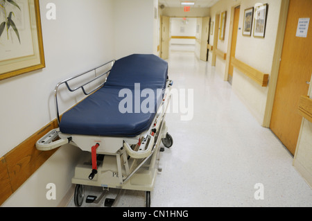 Corridoio di ospedale con vuoto gurney Foto Stock