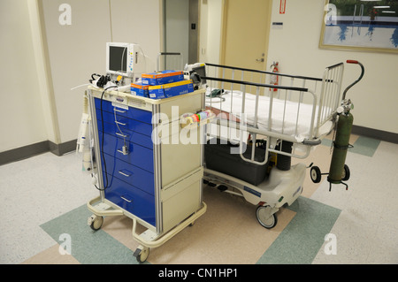 Pazienti pediatrici carrello chirurgico in un corridoio di ospedale. Foto Stock