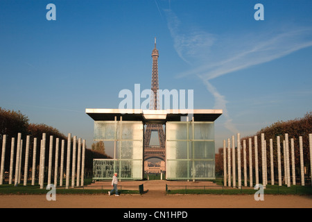 Francia, Parigi, il Mur de la Paix (pace parete) da Clara Halter e Jean Michel Wilmotte, la Torre Eiffel in background Foto Stock