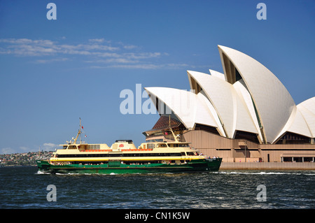 Ferry di Sydney barca passando la Opera House di Sydney, Bennelong Point, Sydney, Nuovo Galles del Sud, Australia Foto Stock