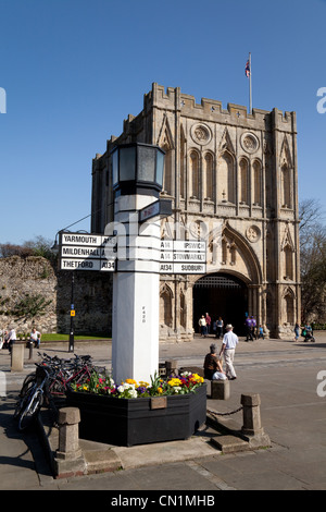 L' Abbazia di gate e il "pilastro di sale' accesa cartello stradale, Bury St Edmunds town centre, Suffolk REGNO UNITO Foto Stock