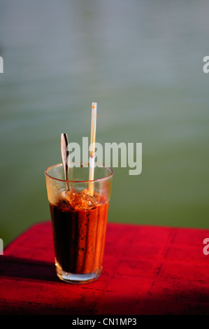 Il vietnamita caffè ghiacciato con latte condensato (cà phê sữa đá) Foto Stock