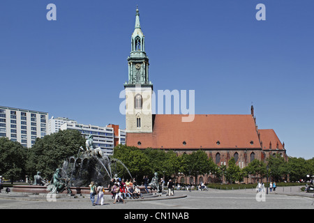 Deutschland Berlin Mitte St Mary Church Neptunbrunnen Fontana di Nettuno Foto Stock