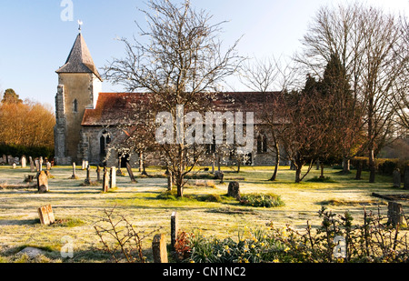 St Georges Chiesa, Trotton, West Sussex nelle prime ore del mattino con l inizio della primavera e fioritura leggera brina sulla terra. Foto Stock