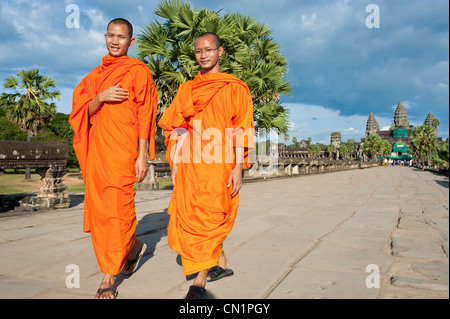 Cambogia Siem Reap provincia, i templi di Angkor complessa, elencato come patrimonio mondiale dall'UNESCO, i monaci in visita a Angkor Wat Tempio di Foto Stock