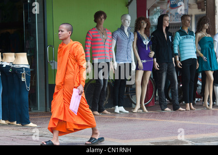 Cambogia, Battambang provincia, città di Battambang, un monaco davanti ad un negozio di abbigliamento Foto Stock