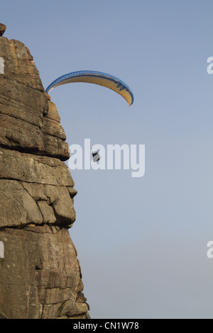 Parapendio in Derbyshire;la rasatura molto vicino a una scogliera. Foto Stock