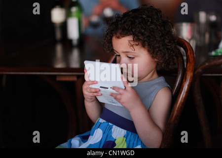 Bambine giocando un gameboy Foto Stock