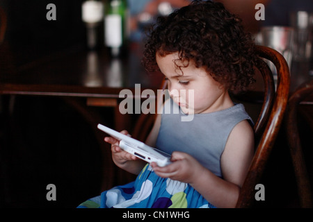Bambine giocando un gameboy Foto Stock
