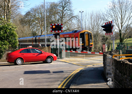 Nuovi ostacoli e luci e incrocio ferroviario in Inghilterra Foto Stock