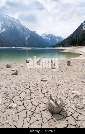 Basso livello dell'acqua a Lago del Predil lago, Italia Foto Stock