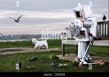 Ragazzo vestito da robot a mangiare pesce e patatine Foto Stock