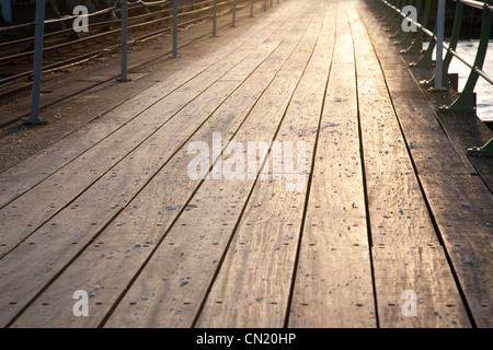 Il molo di legno Pannelli in serata la luce solare, Linea Pattern, Foto Stock