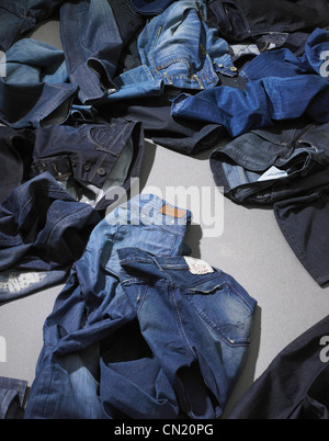 Pila di jeans blu Foto Stock