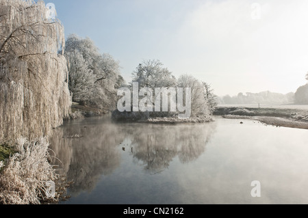 Gelido lago in inverno Foto Stock