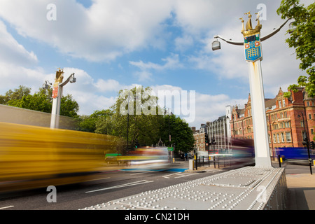 Il traffico su Chelsea Bridge North Bank di Londra, Regno Unito Foto Stock
