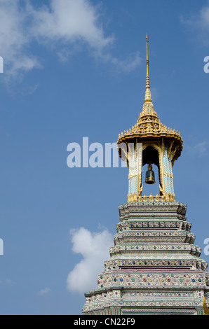 Thailandia, Bangkok. il Grand Palace, istituito nel 1782. torre campanaria coperto di ornati in minuscole piastrelle in ceramica, dettaglio del tetto. Foto Stock