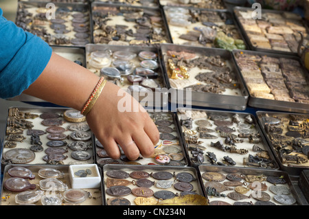 Thailandia, Bangkok mercato amuleto. locali amuleti religiosi, amuleti e talismani & medicine tradizionali di mercato. Foto Stock