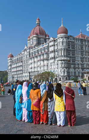 Turisti indiano Taj Mahal Palace Hotel Colaba Mumbai Bombay in India Foto Stock