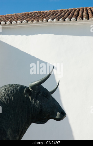 Statua di bull fuori dall'edificio, Malaga, Spagna Foto Stock