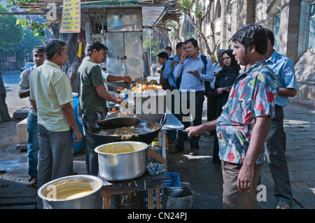 Sul lato della strada snack in stallo Pav bhaji Kala Ghoda Mumbai Bombay in India Foto Stock