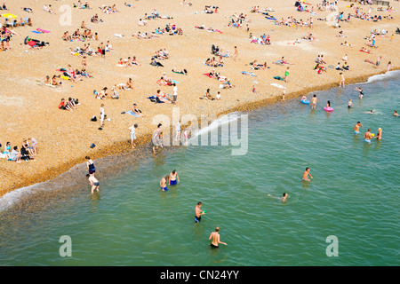 La gente sulla spiaggia affollata, Brighton, Inghilterra Foto Stock