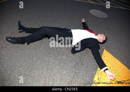 Imprenditore dormendo su strada Foto Stock