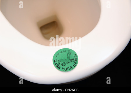Ricordarsi di lavare le mani adesivo su un sedile di gabinetto England Regno Unito Foto Stock