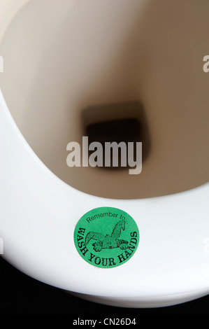 Ricordarsi di lavare le mani adesivo su un sedile di gabinetto England Regno Unito Foto Stock